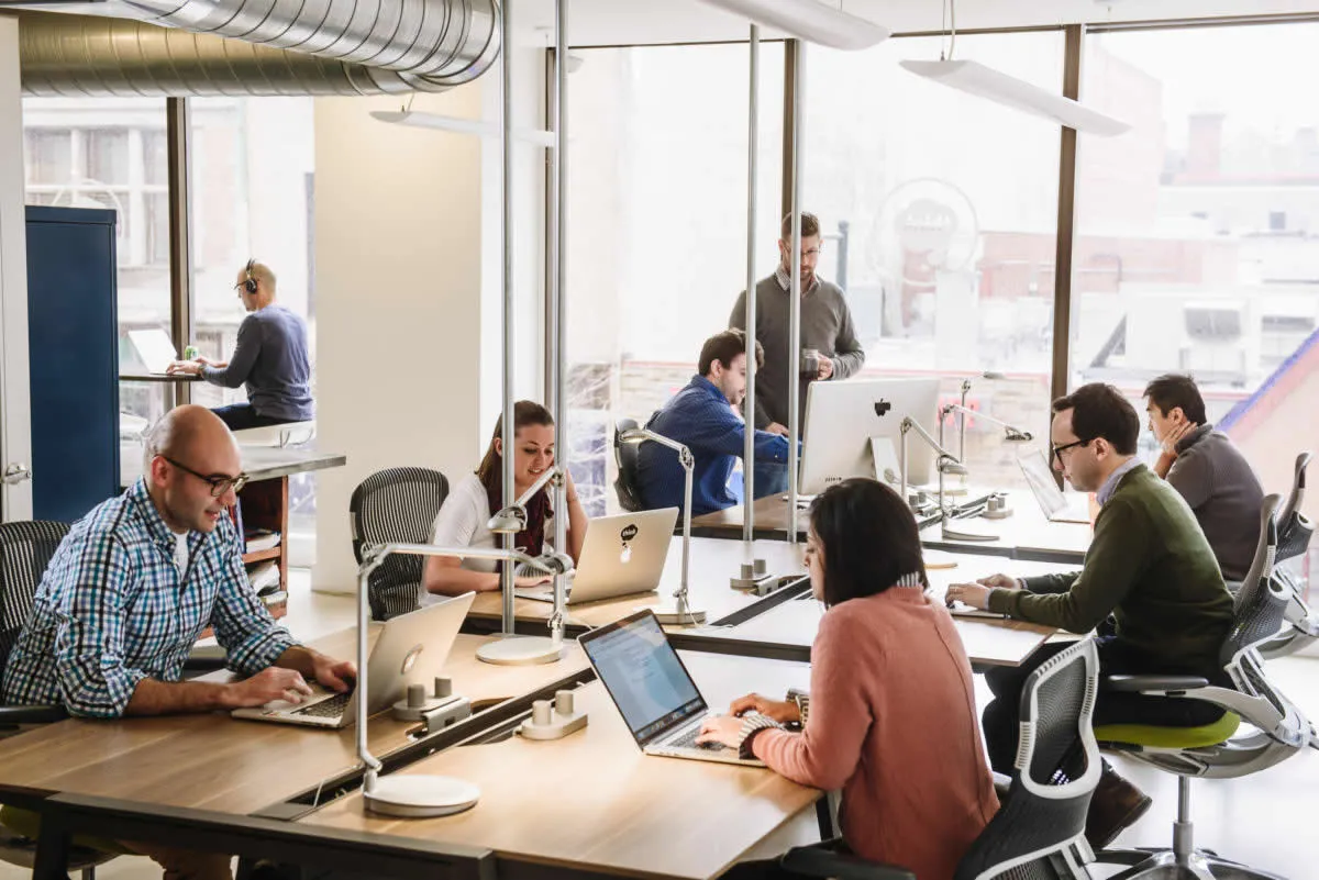Ambiente de escritório com pessoas colaborando